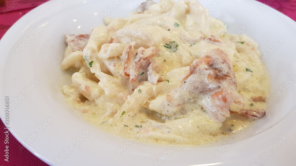 Pasta con panna e filetti di salmone affumicato Pasta con panna e filetti di salmone affumicato
