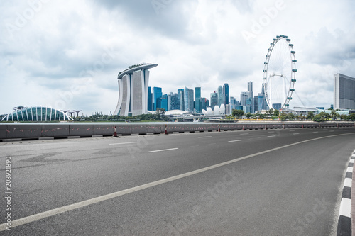 Canvas Print empty road with city skyline