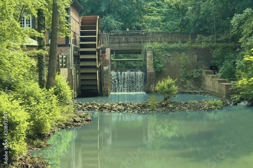 Foto Nostalgische alte Wassermühle in Niedersachsen, Deutschland