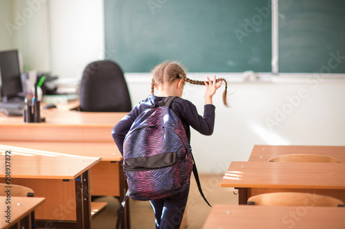 Fotografie student leaves class. end of school year. the lessons are over
