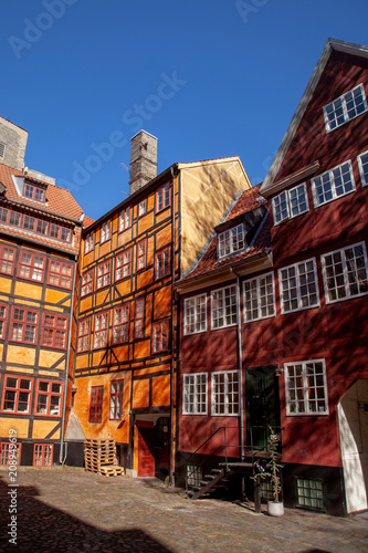 Canvas Print beautiful houses against blue sky and cozy empty yard in copenhagen, denmark