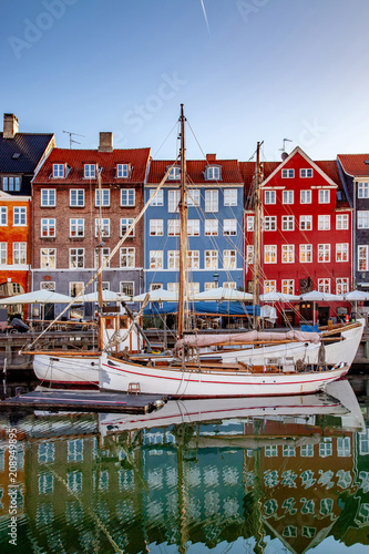 Foto COPENHAGEN, DENMARK - MAY 6, 2018: boats and beautiful historical buildings refl