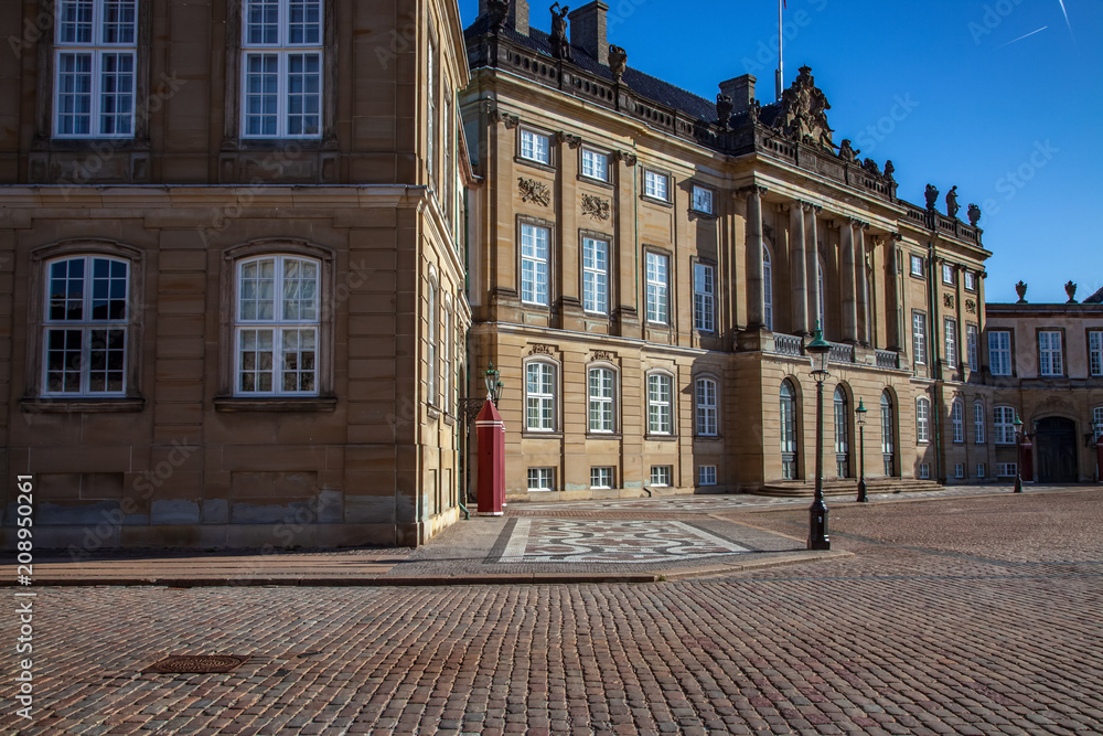 Obraz premium Empty square with beautiful Amalienborg palace and street lamps, copenhagen, denmark