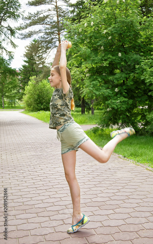 Obraz na płótnie Choreographic dance in the park with ice cream in hand, the joy of the coming summer and holidays w salonie