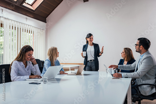 Obraz na plátně Business people conference in modern meeting room.