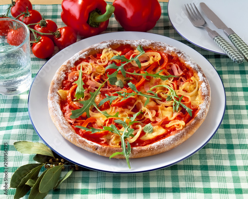 Pizza mit Gemüse und Schinken