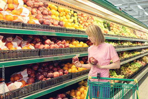 Obraz na płótnie Slender young woman shopping healthy food in supermarket. w salonie