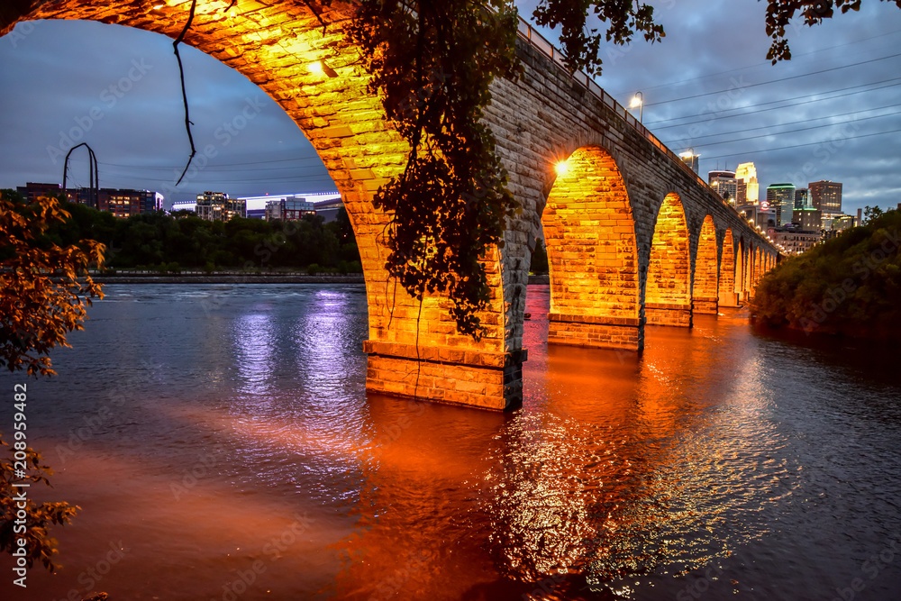 Fototapeta historyczny kamienny most łukowy nad rzeką nocą