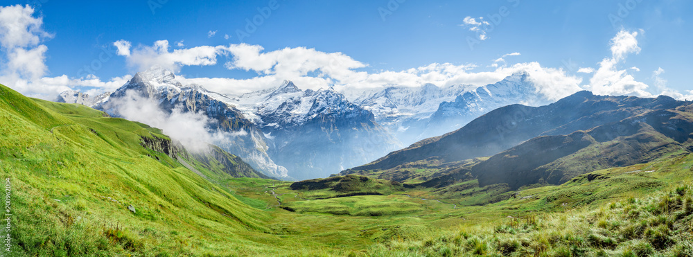 Naklejka premium Alpy Szwajcarskie Panorama w pobliżu Grindelwald w Oberlandzie Berneńskim