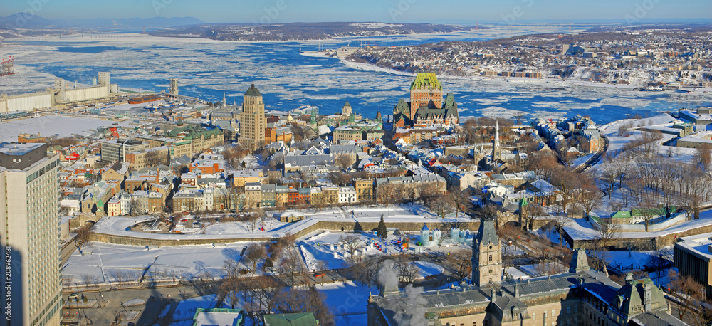 Obraz premium Quebec Lower City, St. Lawrence River in winter, Quebec, Canada. Historic District of Quebec City is UNESCO World Heritage Site since 1985.