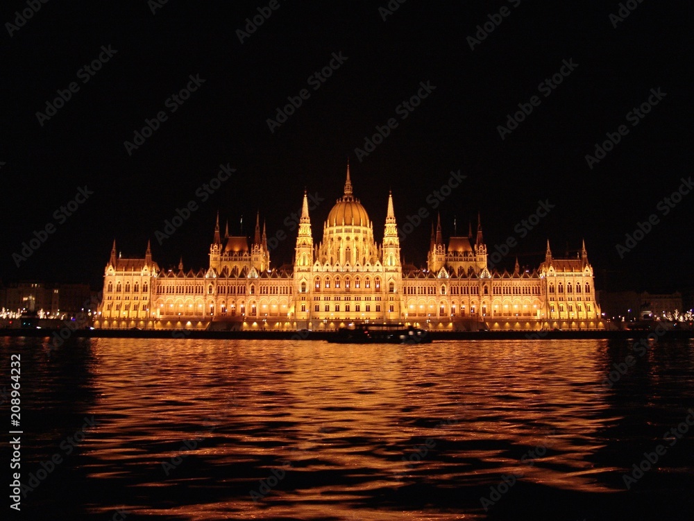 Naklejka premium Budapest Parliament by night