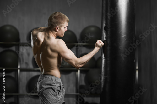 Картината върху платно fighter training with a punching bag
