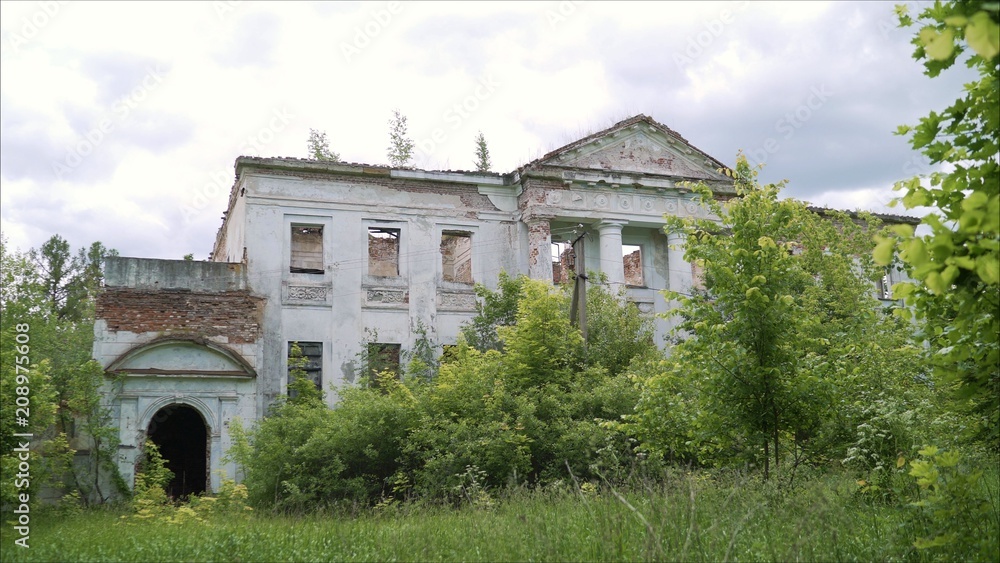  Destroyed the Golitsyn estate. The ruins of the 18th century. The old buildings are ruins.