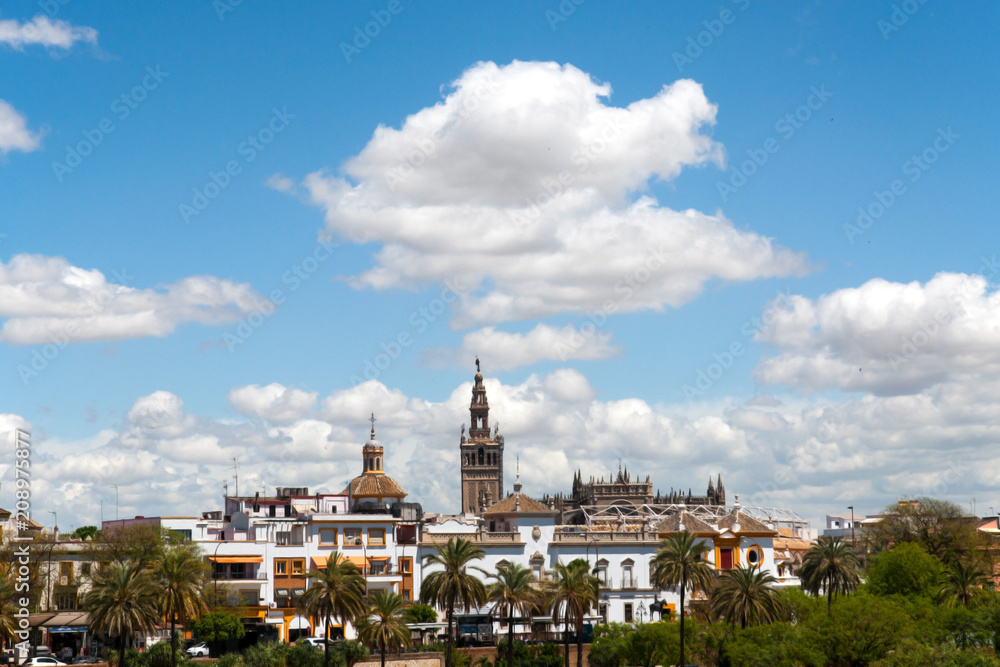 Obraz premium Sevilla, Andalusien, Spanien mit Kathedrale und blauem, wolkigem Himmel
