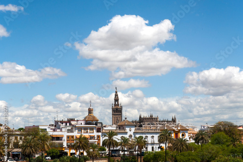 Sevilla, Andalusien, Spanien mit Kathedrale und blauem, wolkigem Himmel