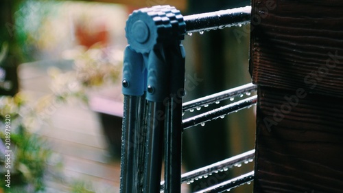 gotas de lluvia en colgador de ropa