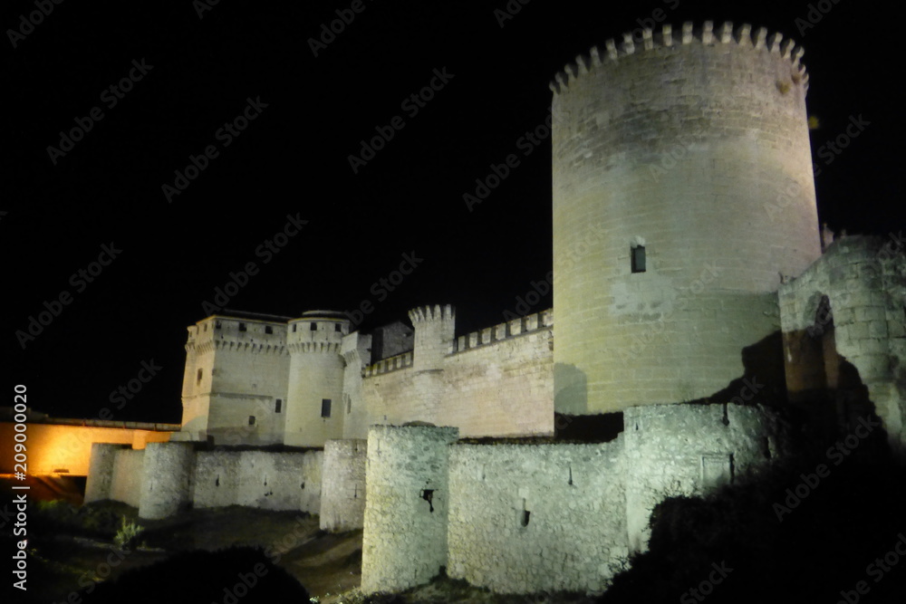 Cuellas. Pueblo de Segovia con castillo en Castilla la Mancha, España
