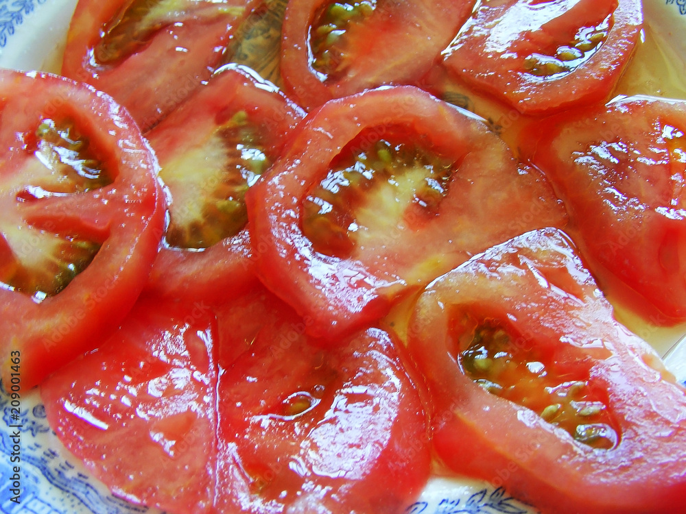 ensalada de tomates rojos con aceite