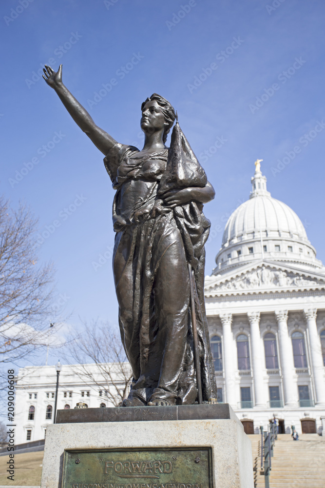 Fototapeta premium State capitol building in Madison, Wisconsin with womens memorial statue