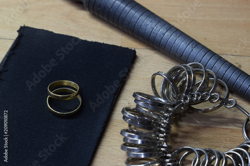 jewelry industry, tools to look at the sizes of engagement rings