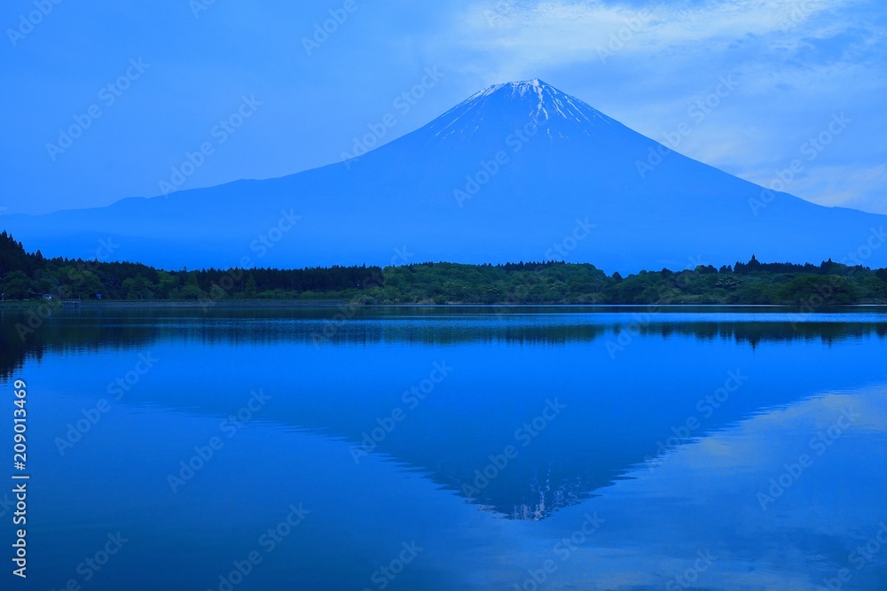 田貫湖でみたブルーな富士山