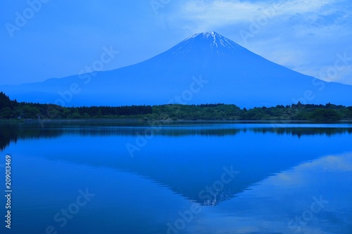 田貫湖でみたブルーな富士山