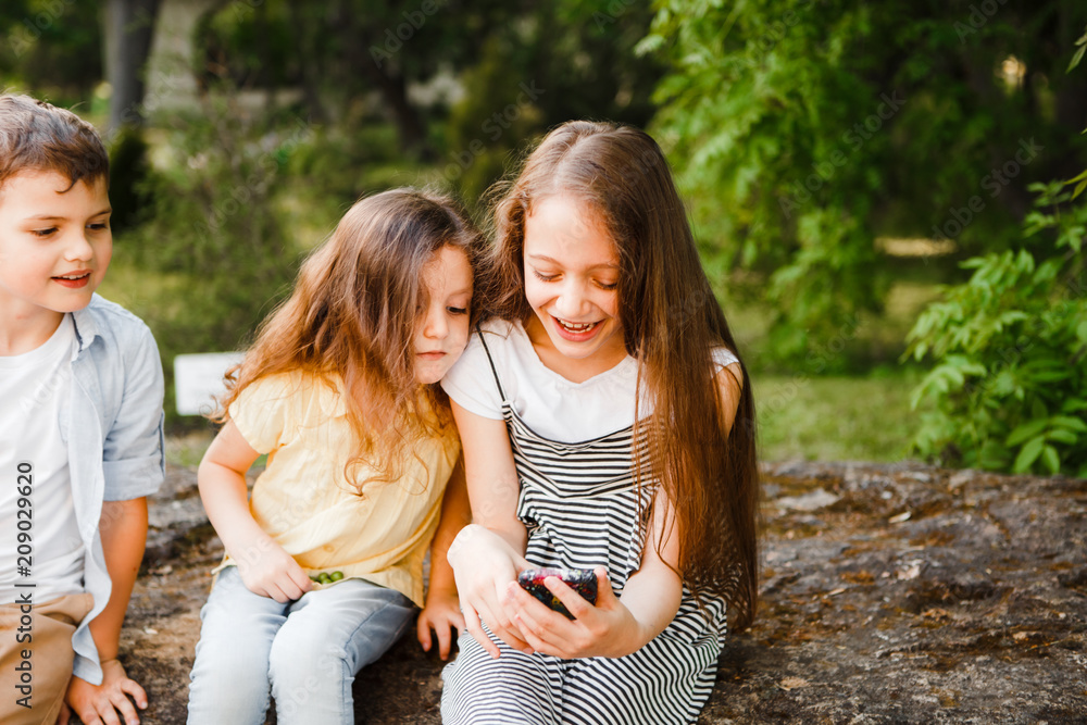 Children play smartphones during the summer holidays.