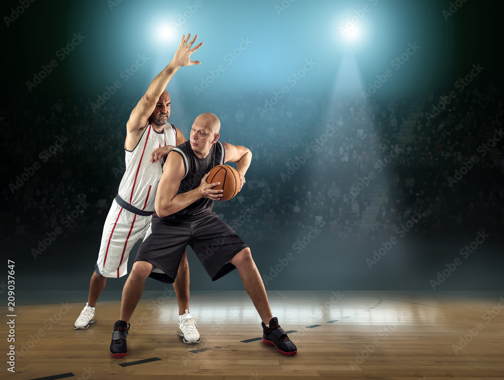 Obraz premium Caucasian Basketball Player in dynamic action with ball 