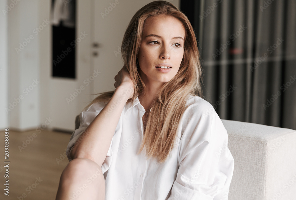 Obraz premium Beautiful young woman dressed in white shirt