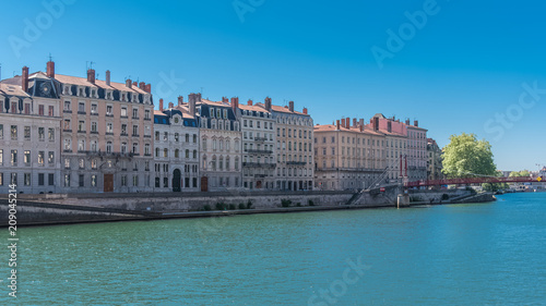 Vieux-Lyon, beautiful facades on the quay, colorful houses in the center, on the river Saone, panorama    © Pascale Gueret