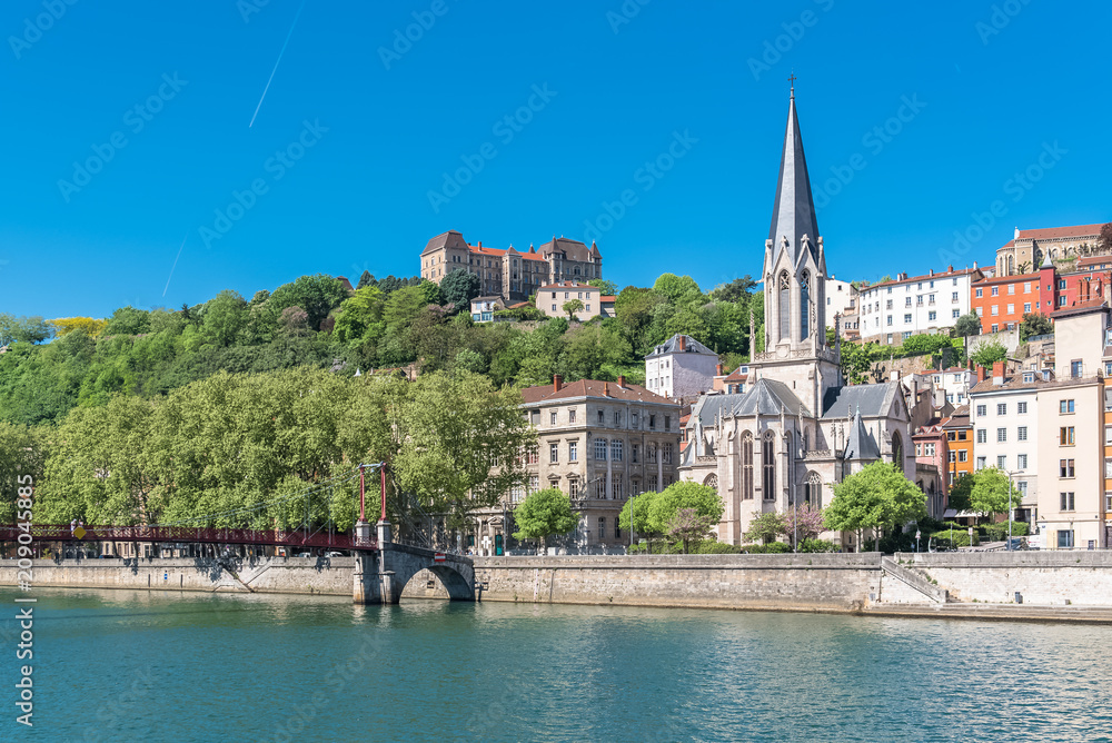Obraz premium Vieux-Lyon, Saint-Georges church on the quay, colorful houses in the center 