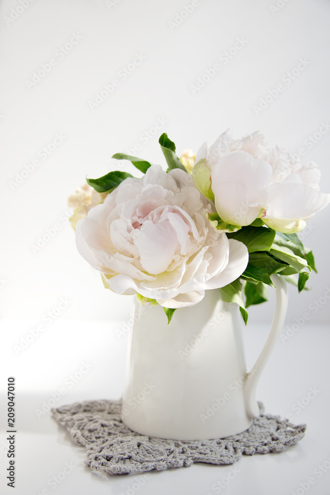 白い花瓶のシャクヤクの花