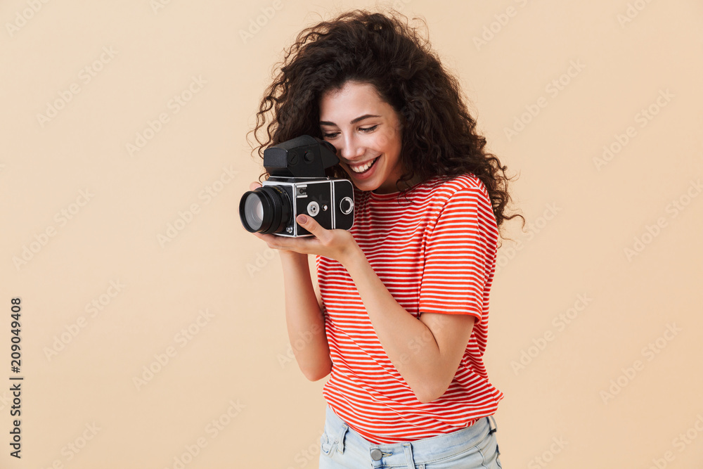 Obraz premium Pretty young curly woman photographer