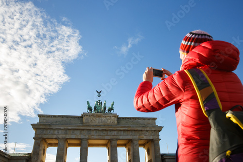 Fotografie Tourist photographing Brandenburg gate, Berlin