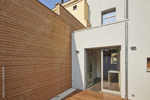 Wall construction with insulating wood cladding