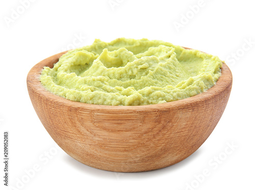 Photos Bowl with tasty guacamole on white background