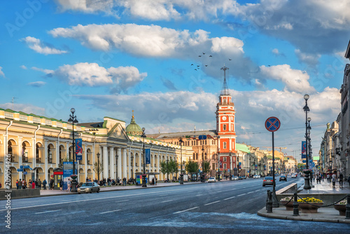Башня на Невском проспекте в Санкт-Петербурге Nevsky Prospekt and the red building of the City Duma