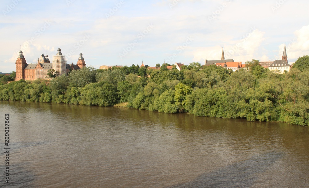 Blick von der Willigisbrücke auf Aschaffenburg mit Schloss Blick von der Willigisbrücke auf Aschaffenburg mit Schloss