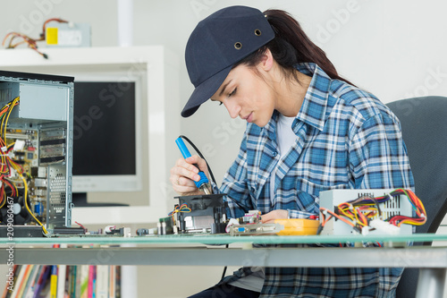 Bild auf Leinwand electronic equipment assembler
