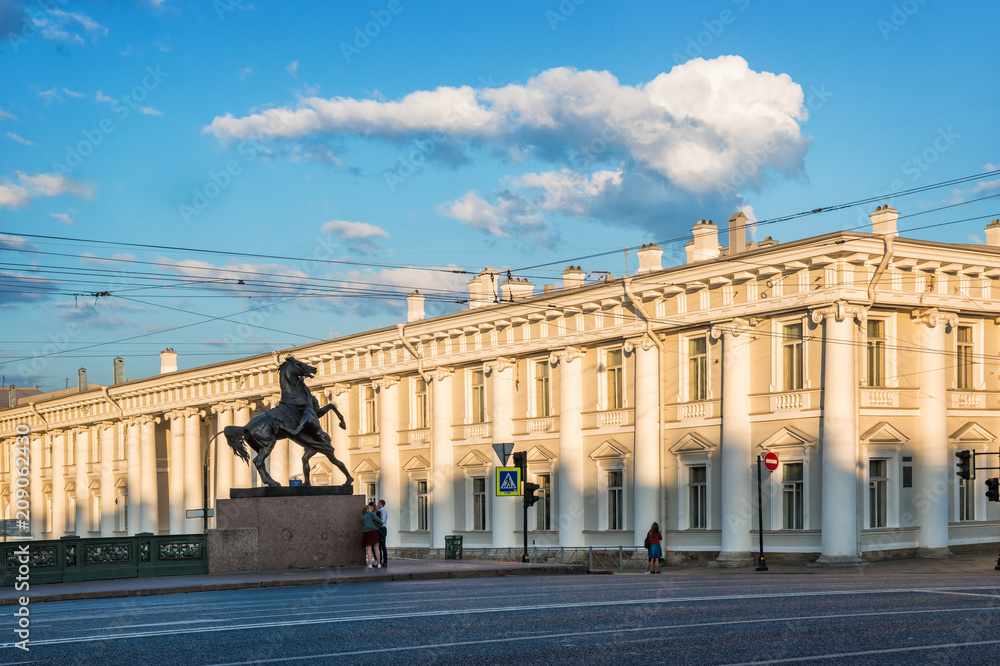 Скульптура коня на Аничковом мосту в Санкт-Петербурге Sculptures of horses on the Anichkov Bridge