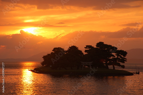 Lake Shinji to be illuminated in the sunset