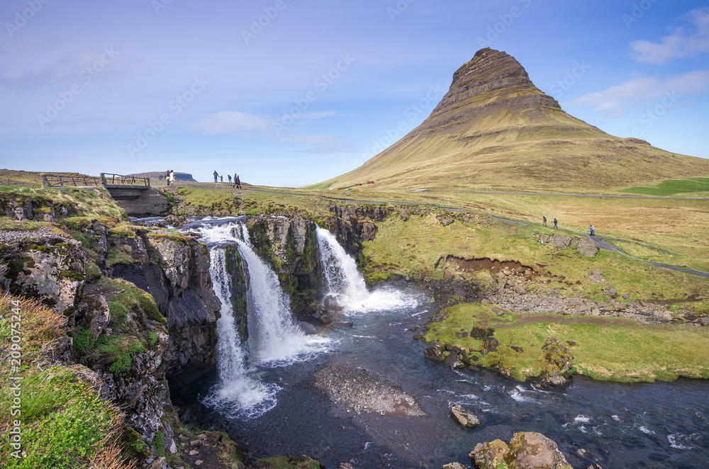 Urlaub in Island - Kirkjufellsfoss mit Berg Urlaub in Island - Kirkjufellsfoss mit Berg