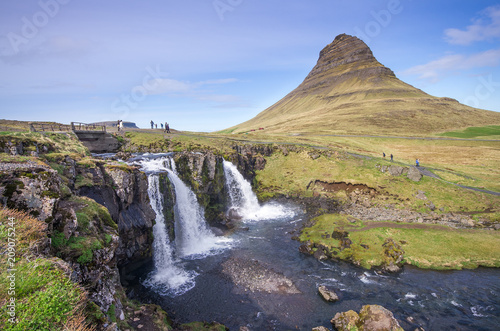 Urlaub in Island - Kirkjufellsfoss mit Berg