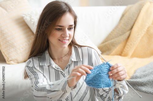 Young woman with knitting c...