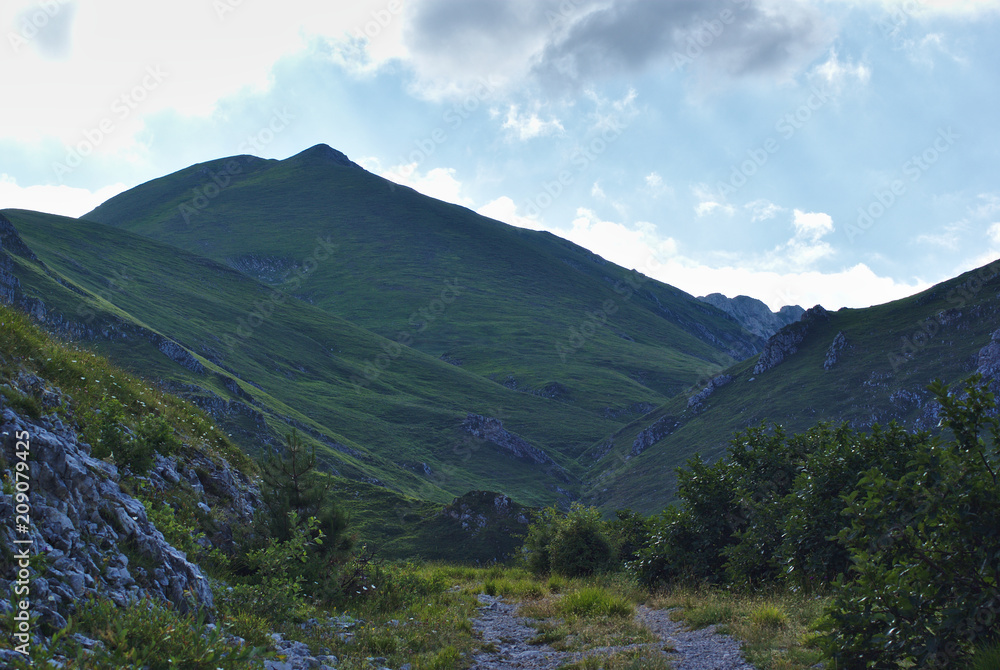 Naklejka premium Pascoli e monti d'Abruzzo