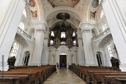 Innenansicht mit Langhaus, Basilika St. Martin in Weingarten, Baden-Württemberg, Deutschland, Europa