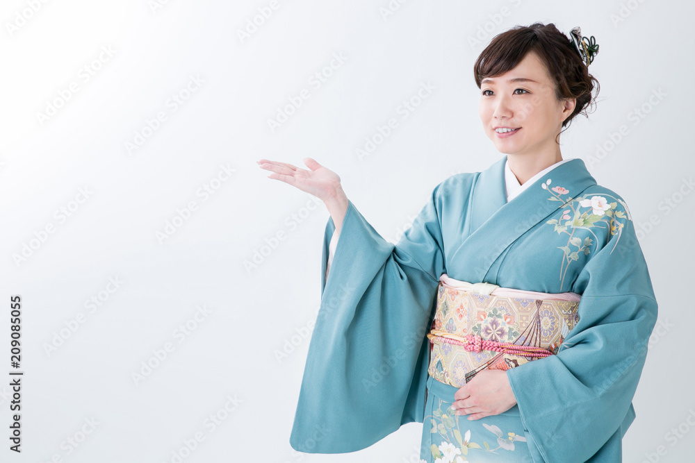 着物姿の女性(笑顔)
着物姿の女性(笑顔)