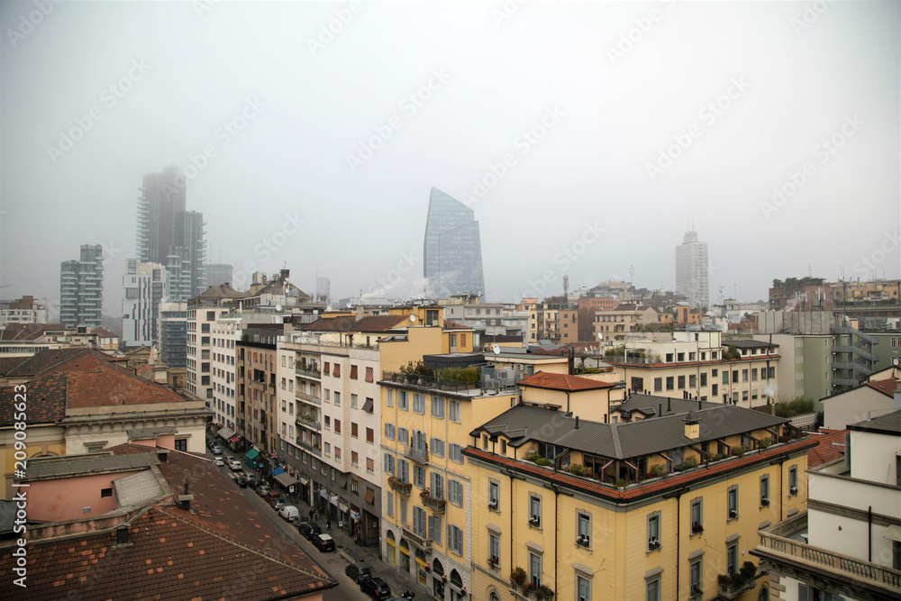 Milano nella nebbia e inquinamento