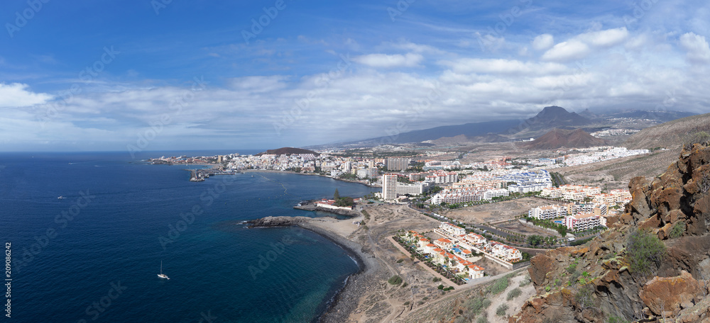 Panorama Blick auf den Urlaubsort Los Cristianos, Teneriffa  