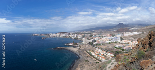 Fototapeta Naklejka Na Ścianę i Meble -  Panorama Blick auf den Urlaubsort Los Cristianos, Teneriffa  
